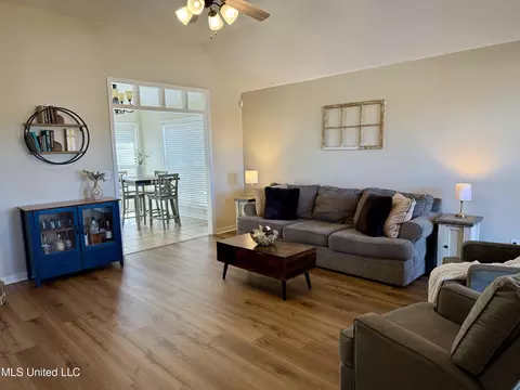 Living - 328 Fairview Dr, Brandon, MS 39047 photo 1 of 5