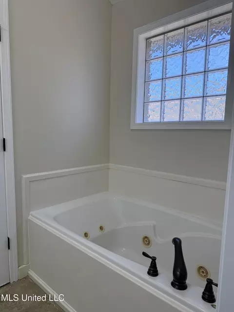 Bath - 328 Fairview Dr, Brandon, MS 39047 photo 7 of 10