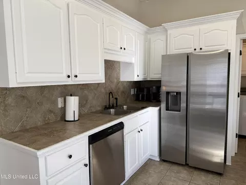 Kitchen - 328 Fairview Dr, Brandon, MS 39047 photo 2 of 3