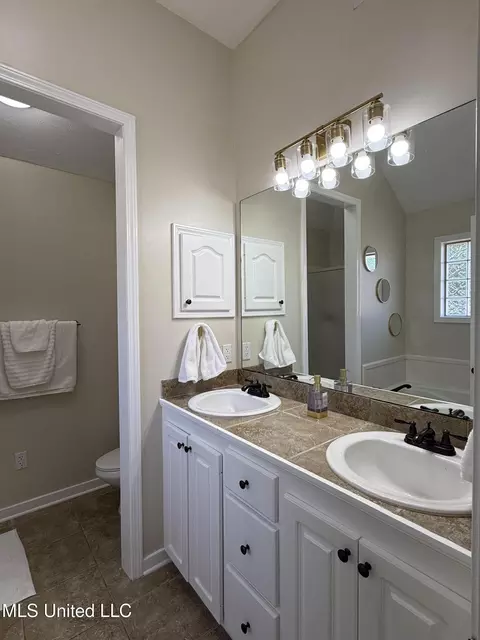Bath - 328 Fairview Dr, Brandon, MS 39047 photo 6 of 10