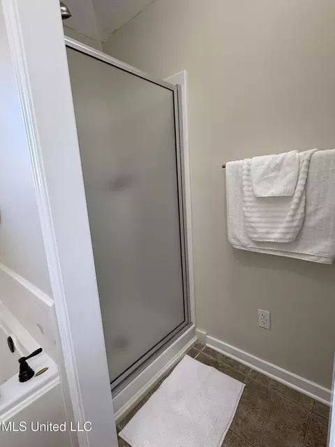 Bath - 328 Fairview Dr, Brandon, MS 39047 photo 8 of 10
