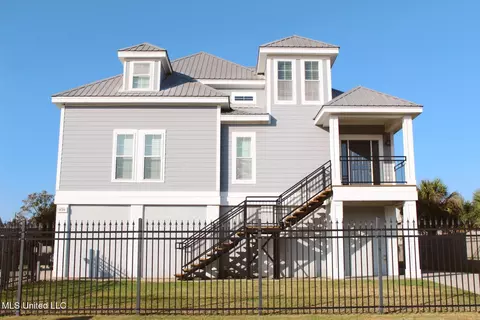819 Country Club Dr, Pascagoula, MS 39567