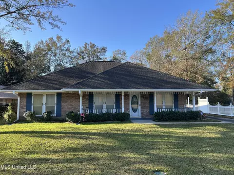 696 Aulena Pl, Diamondhead, MS 39525
