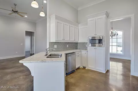 Kitchen - 241 Tucker Dr, Brandon, MS 39042 photo 4 of 4