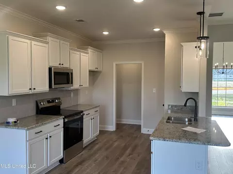 Kitchen - 690 Lucas Ln, Hernando, MS 38632 photo 3 of 4