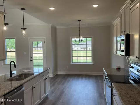Kitchen - 690 Lucas Ln, Hernando, MS 38632 photo 4 of 4