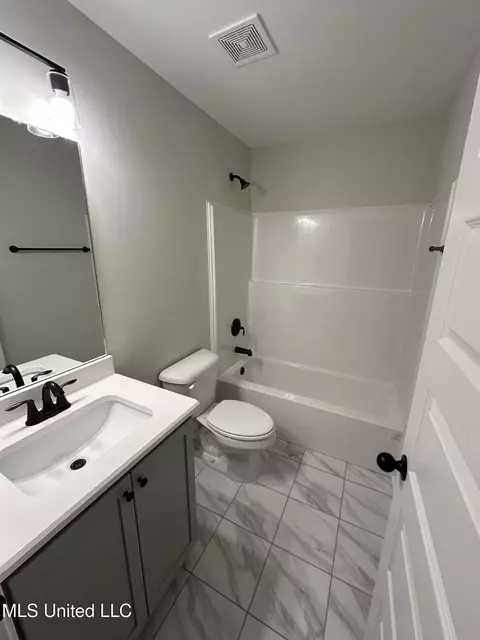 Bath - 690 Lucas Ln, Hernando, MS 38632 photo 4 of 4