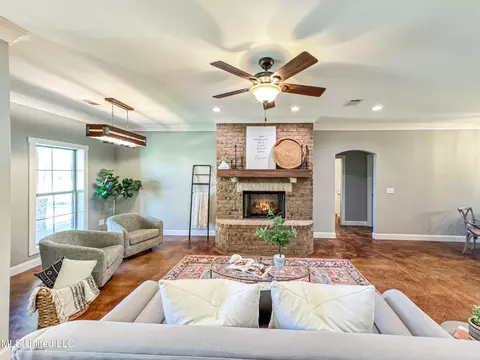 Living - 1274 Wade Patrick Rd, Brandon, MS 39042 photo 2 of 5
