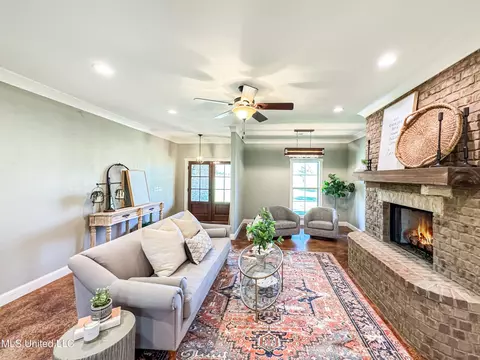 Living - 1274 Wade Patrick Rd, Brandon, MS 39042 photo 4 of 5