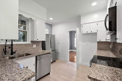 Kitchen - 1703 Poplar Blvd, Jackson, MS 39202 photo 1 of 2