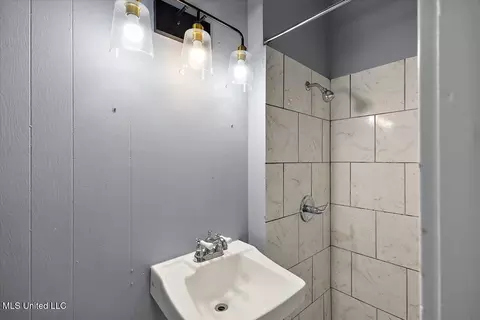 Bath - 1703 Poplar Blvd, Jackson, MS 39202 photo 1 of 2