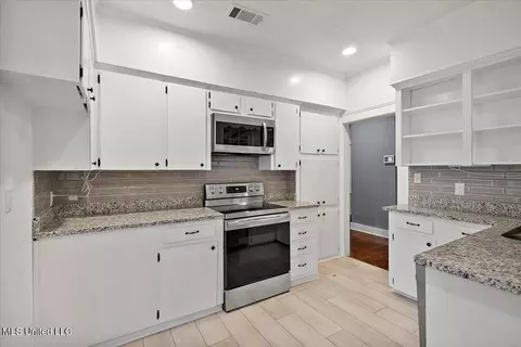Kitchen - 1703 Poplar Blvd, Jackson, MS 39202 photo 2 of 2