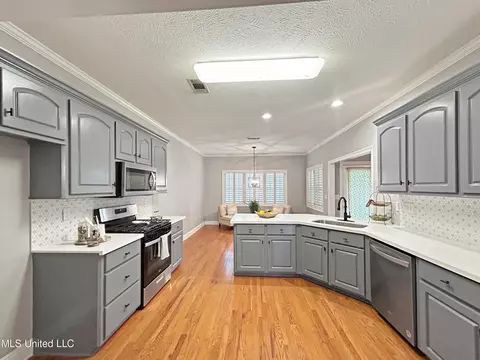 Kitchen - 106 Pine Ridge Cir, Brandon, MS 39047 photo 1 of 4