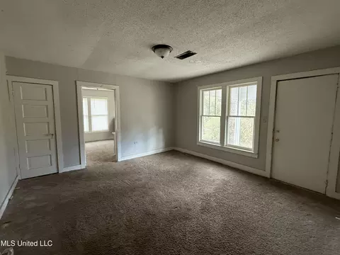 Living - 834 Highway 12, Kosciusko, MS 39090 photo 3 of 4