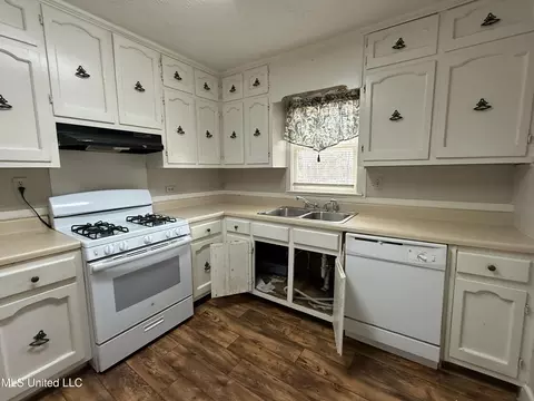 Kitchen - 834 Highway 12, Kosciusko, MS 39090 photo 1 of 2