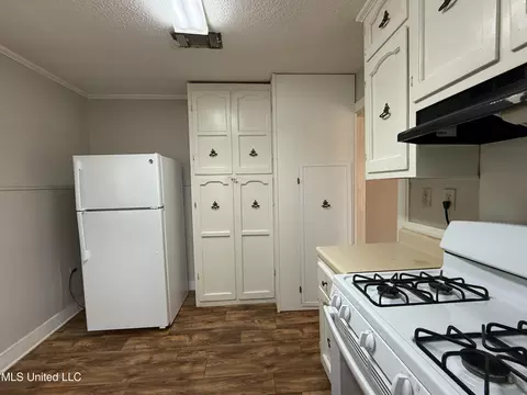 Kitchen - 834 Highway 12, Kosciusko, MS 39090 photo 2 of 2