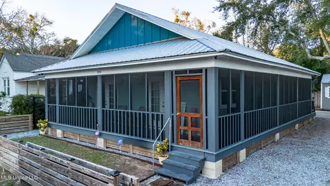 305 Ballentine St, Bay Saint Louis, MS 39520