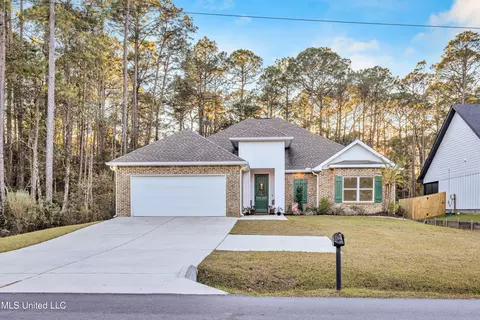 1051 Main St, Ocean Springs, MS 39564