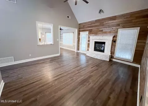 Living - 1579 Ivy Dr, Hernando, MS 38632 photo 2 of 6