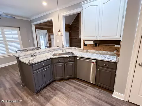 Kitchen - 1579 Ivy Dr, Hernando, MS 38632 photo 3 of 4