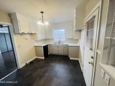 Kitchen - 5555 Wayneland Dr, Jackson, MS 39211 photo 1 of 1