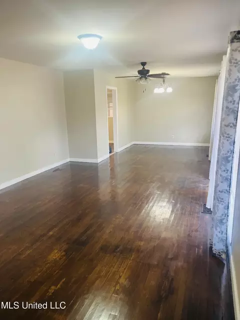 Living - 5555 Wayneland Dr, Jackson, MS 39211 photo 1 of 2