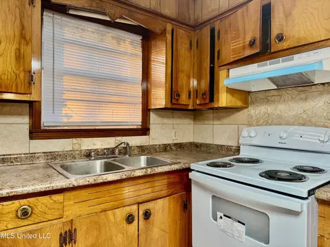 Kitchen - 3245 Albermarle Rd, Jackson, MS 39213 photo 2 of 2