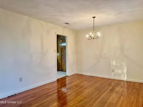 Living - 3245 Albermarle Rd, Jackson, MS 39213 photo 1 of 1