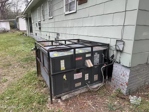Exterior - 405 Meadow Moss Rd, Jackson, MS 39206 photo 5 of 6