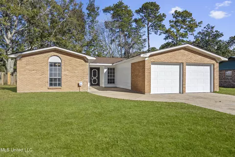 2512 Holiday Dr, Gautier, MS 39553