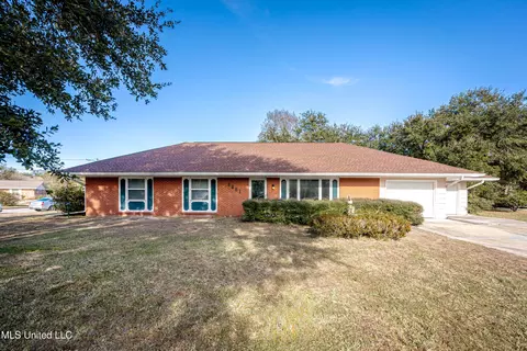 2601 Parkwood Pl, Ocean Springs, MS 39564