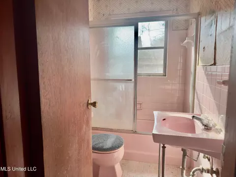 Bath - 2161 Ludlow Ave, Jackson, MS 39213 photo 2 of 2