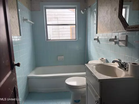Bath - 2161 Ludlow Ave, Jackson, MS 39213 photo 1 of 2