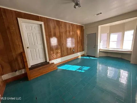 Living - 729 Primos Ave, Jackson, MS 39209 photo 4 of 5