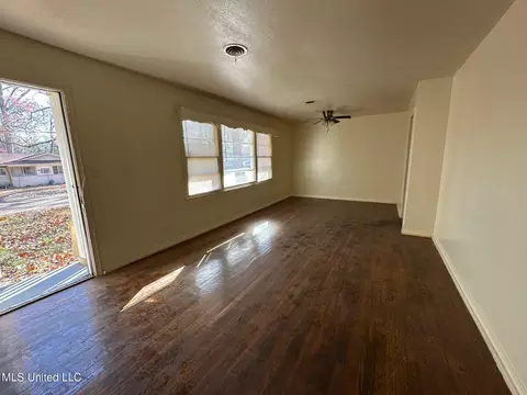 Living - 729 Primos Ave, Jackson, MS 39209 photo 1 of 5