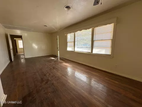 Living - 729 Primos Ave, Jackson, MS 39209 photo 3 of 5
