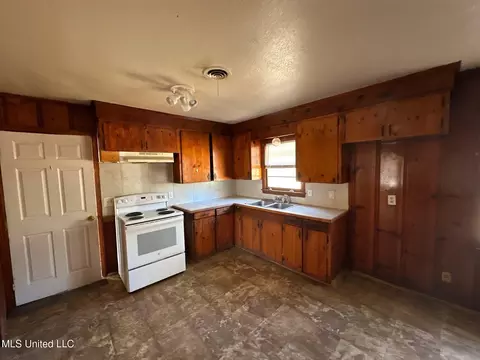 Kitchen - 729 Primos Ave, Jackson, MS 39209 photo 1 of 1