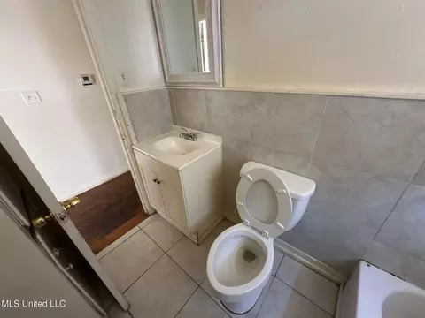Bath - 729 Primos Ave, Jackson, MS 39209 photo 2 of 3