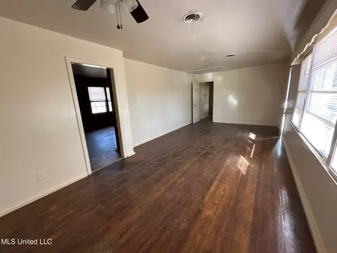 Living - 729 Primos Ave, Jackson, MS 39209 photo 2 of 5