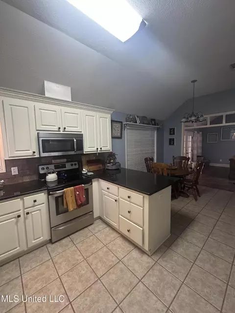 Kitchen - 505 Pear Orchard Dr, Brandon, MS 39042 photo 1 of 1