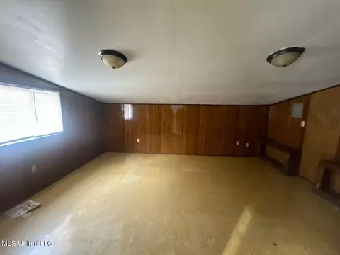 Living - 5328 Queen Christina Ln, Jackson, MS 39209 photo 2 of 3