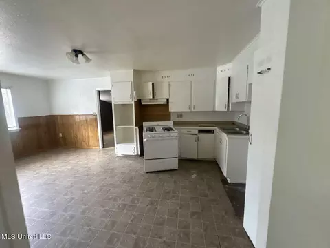 Kitchen - 5328 Queen Christina Ln, Jackson, MS 39209 photo 2 of 2