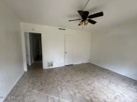 Living - 5328 Queen Christina Ln, Jackson, MS 39209 photo 3 of 3