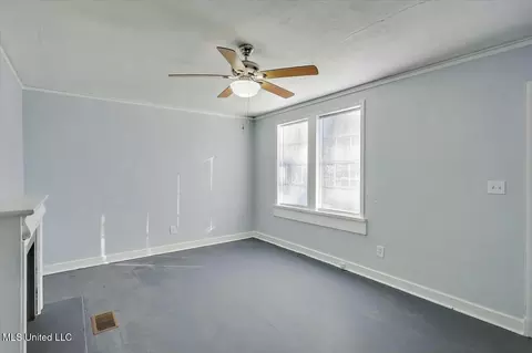 Living - 220 Stonewall St, Jackson, MS 39216 photo 2 of 4