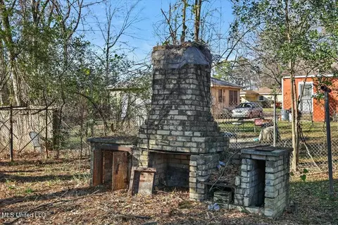 Exterior - 220 Stonewall St, Jackson, MS 39216 photo 4 of 7