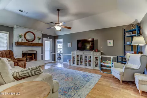 Living - 6665 Sassafras St, Olive Branch, MS 38654 photo 2 of 3