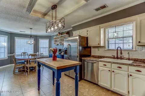 Kitchen - 6665 Sassafras St, Olive Branch, MS 38654 photo 3 of 3