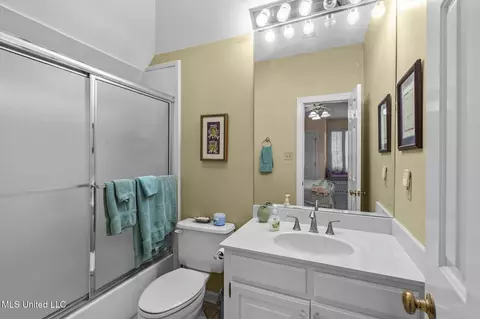 Bath - 1 Pond Side Dr, Jackson, MS 39211 photo 8 of 10