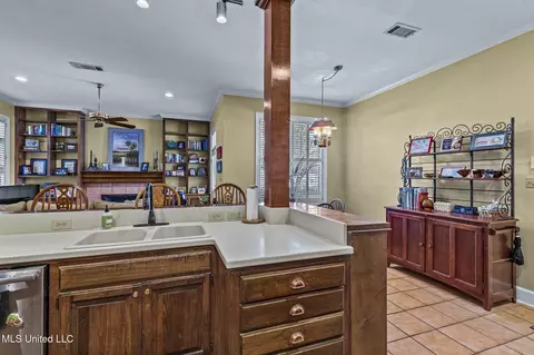Kitchen - 1 Pond Side Dr, Jackson, MS 39211 photo 5 of 6
