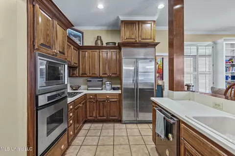Kitchen - 1 Pond Side Dr, Jackson, MS 39211 photo 4 of 6